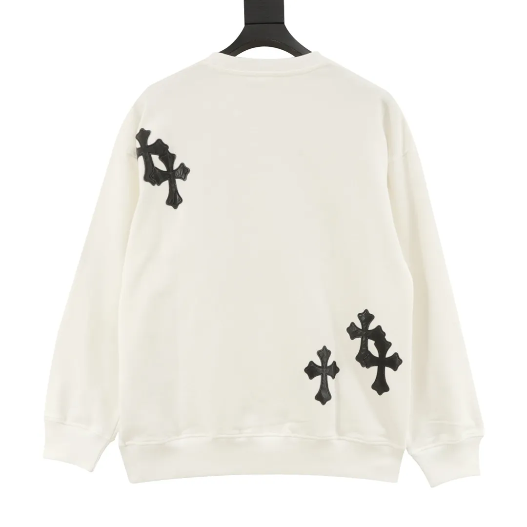 🅿️500 Chrome Hearts/Chrome Hearts 25Fw leather label cross patch embroidered round neck sweatshirt CH24 autumn and winter new leather cross flower cluster sweatshirt, Chrome Hearts has the religious spirit of the Middle Ages, so the cross pattern is indispensable. The cross pattern sewn with the three-dimensional leather label is spread all over the body. The overall clothing is matched with the same color leather label, which looks simple and elegant, and adds a sense of class, which can satisfy the cool style of fashionistas who pursue low-key luxury. 430 grams of 100% cotton terry, no gender restrictions, authentic grade! Color: black, white Size: XS-L